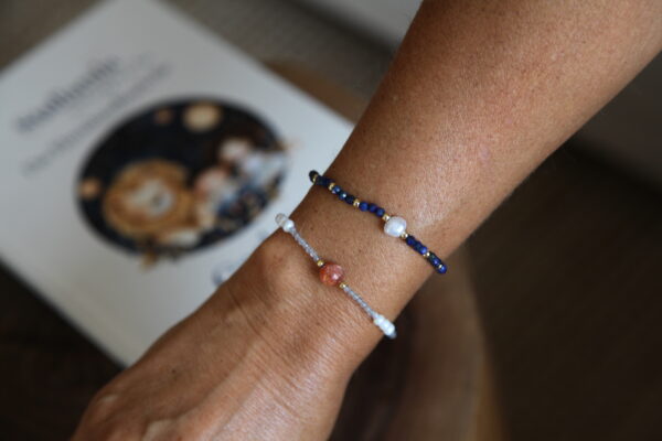 Geburtsgeschenk für Mütter: Lapislazuli Armband mit Pelmuttperle, Silber 18 K vergoldet – Bild 6